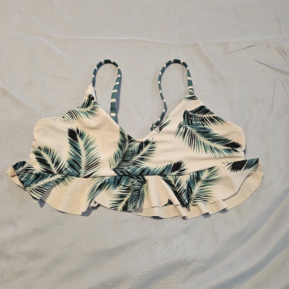 Other - **4/$10!** Tropical Leaf Print Bikini Top
